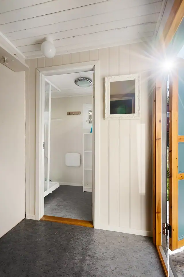Velkommen inn! Lys og enkel gang med direkte adkomst til badet