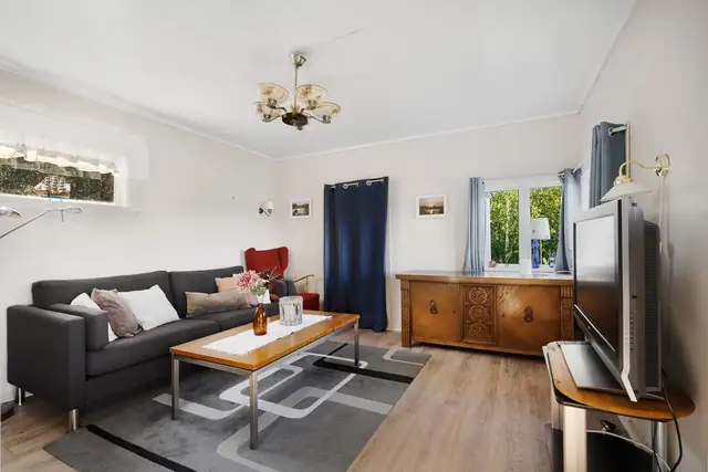 Lys og trivelig stue med plass til sofagruppe og godt med dagslys fra flere vinduer