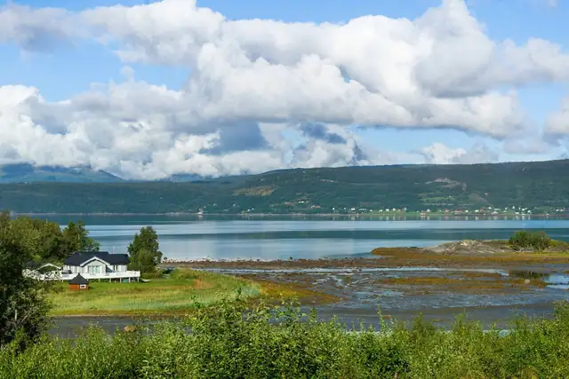 Fantastisk utsikt over fjorden - her kan du virkelig nyte roen og naturen