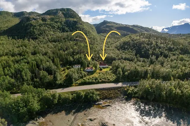 Flott beliggenhet med begge boligene plassert lunt til med skogen som nærmeste nabo