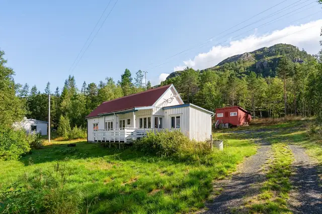 Sjarmerende hytte med romslig tomt i naturskjønne omgivelser