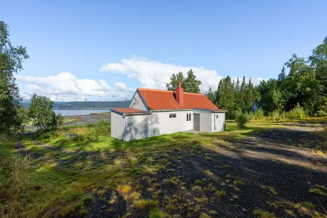 Hytte i landlige og fredelig omgivelser, med fjorden i bakgrunnen