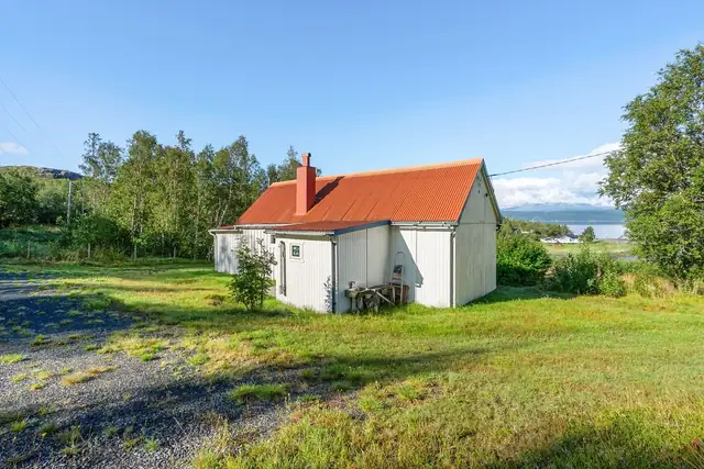 Stor tomt med to hytter, utebod og rikelig med parkeringsmuligheter