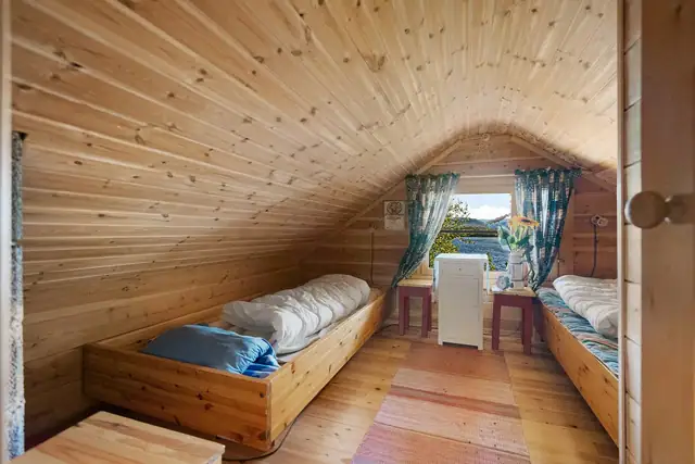 Loft med en hyggelig atmosfære under skråtaket - med fantastisk utsikt rett mot vannet