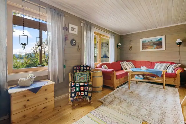 Store vinduer som slipper inn lyset og gir deg nydelig utsikt over naturen utenfor vinduet