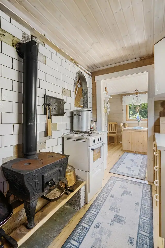 Den gamle vedovnen setter et nostalgisk preg på hytta og gir ekstra kos på kalde dager