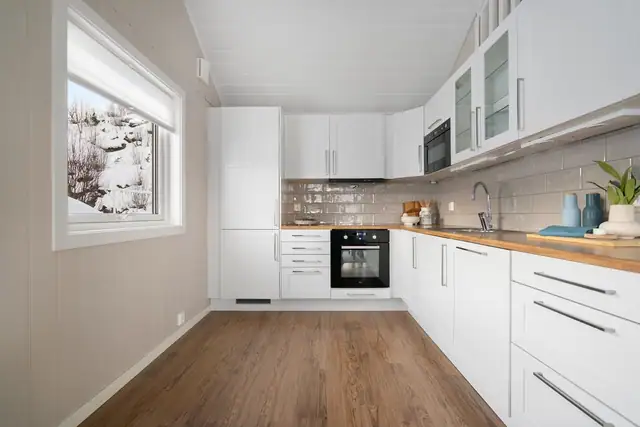Flott og smakfullt kjøkken med lyse profilerte fronter og benkeplate i laminat. Et trivelig rom som innbyr til både matlaging og hyggelige stunder sammen.