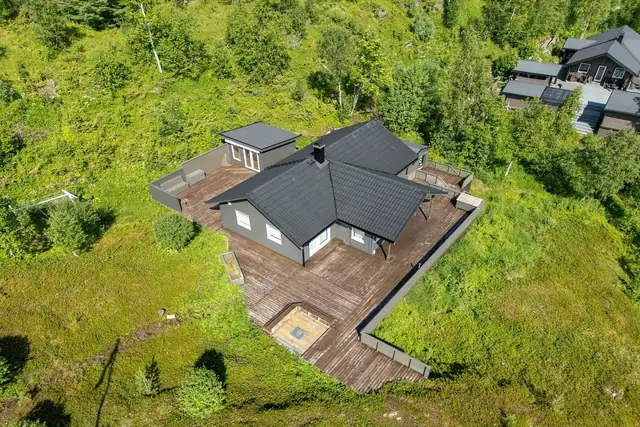Pent opparbeidet tomt med flere terrasser rundt hytta gir gode muligheter til å nyte solen fra morgen til kveld - enten du ønsker en skjermet krok eller en plass med utsikt.