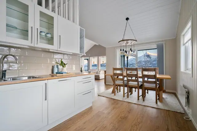 Spisebordet har en fantastisk plassering i direkte tilknytning til kjøkkenet, med en utsikt som gjør hvert måltid til en opplevelse. Det er også direkte adkomst fra spiseplass til terrasse.
