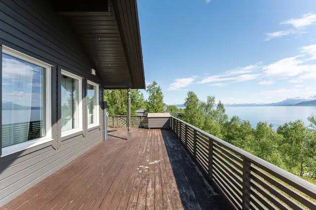 Fra terrassen er det en imponerende utsikt over Ofotfjorden og Rånkeipen - et vakkert skue som setter en helt spesiell ramme rundt hyttelivet.