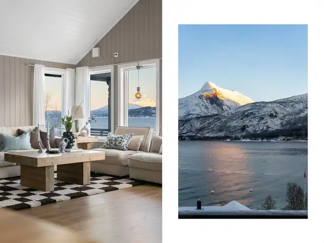 Romslig stue med god takhøyde og store vindusflater som slipper naturen inn og fremhever den lekre utsikten. Her er det god plass til å samle familie og venner i en lun og innbydende atmosfære.