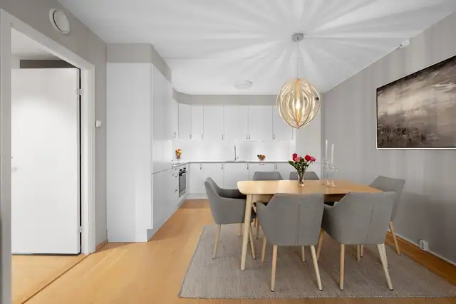 Stilrent hvitt kjøkken med slette fronter som gir et moderne og lyst uttrykk.