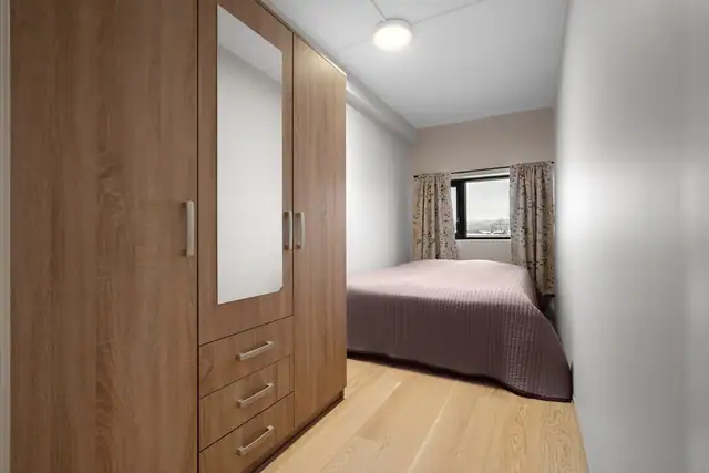 Soverom 2 med plass til dobbeltseng og stort garderobeskap, perfekt som gjesterom eller barnerom.