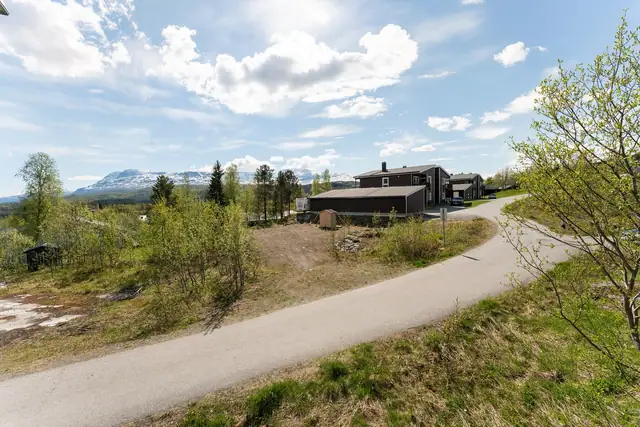 Bygget blir beliggende på åpen plass rett frem - Leilighetene blir en del av eksisterende engstien borettslag.