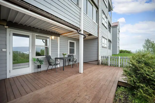 Terrasse med delvis overbygg som gir gode muligheter for å nyte uteplassen i all slags vær.