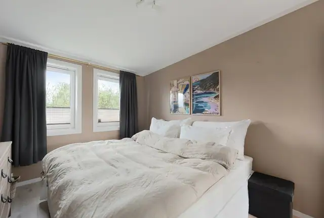 Soverom 1- Stort og luftig soverom med flere lysflater som slipper inn rikelig med dagslys og gir en behagelig atmosfære.