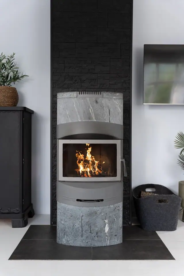 Elegant peis som skaper en lun og hyggelig atmosfære.