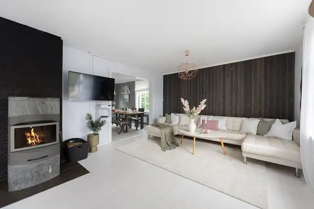Denne enebolig over flere plan med god plass og fleksibel planløsning.