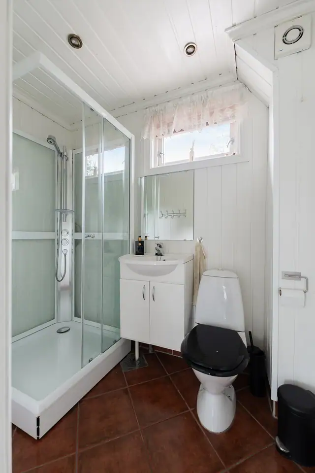 Badet har flislagt gulv med elektriske varmekabler.