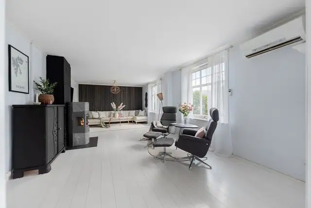 Innbydende stue med godt lysinnslipp og plass til flere møbleringssoner.