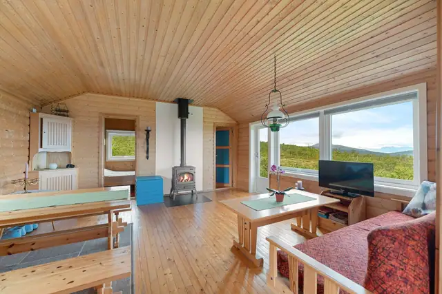 Lys og fin stue med god plass for både sofakrok og spisestue.