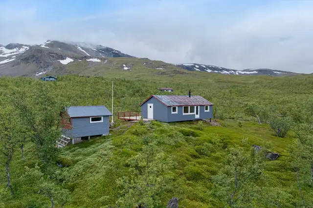 Velkommen til Arnesfjellet - en hyggelig fjellhytte med uthus, beliggende i naturskjønne omgivelser med praktfull utsikt og meget gode solforhold.
