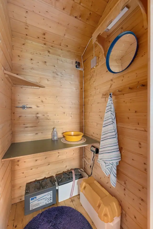 Batteripakke er inne på eget rom i hytten.