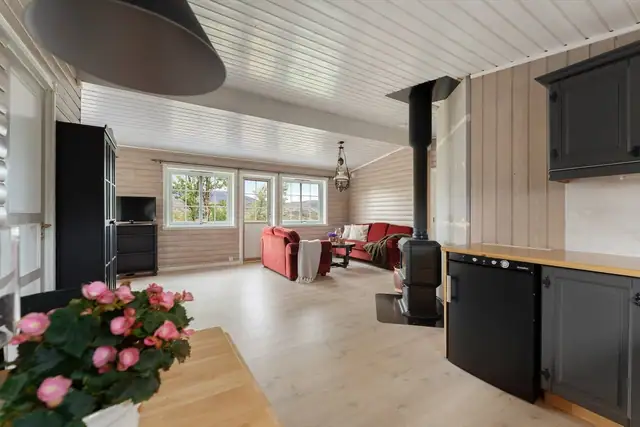 Romslig og arealeffektiv hytte med innbydende uttrykk.