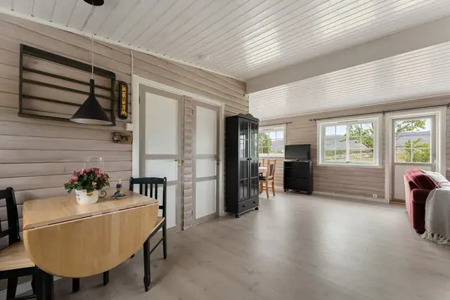 God plass til en koselig spiseplass på kjøkkenet - perfekt for en hyggelig frokost eller et enkelt måltid. Fra stue er det direkte utgang til veranda.