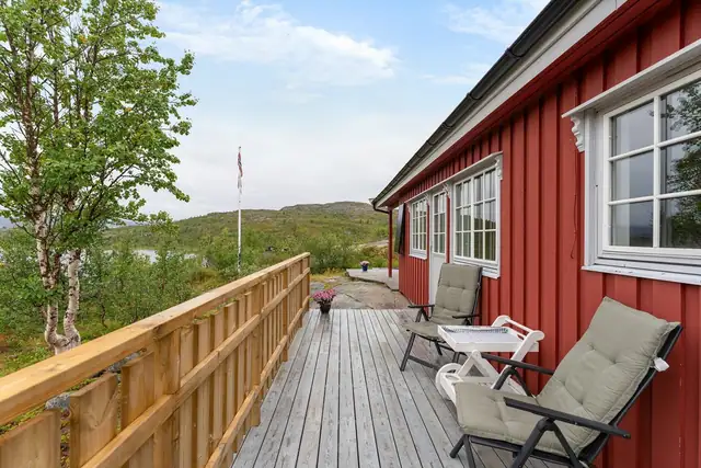 Koselig veranda med god plass til utemøbler - et herlig sted å nyte frisk fjelluft og rolige dager.