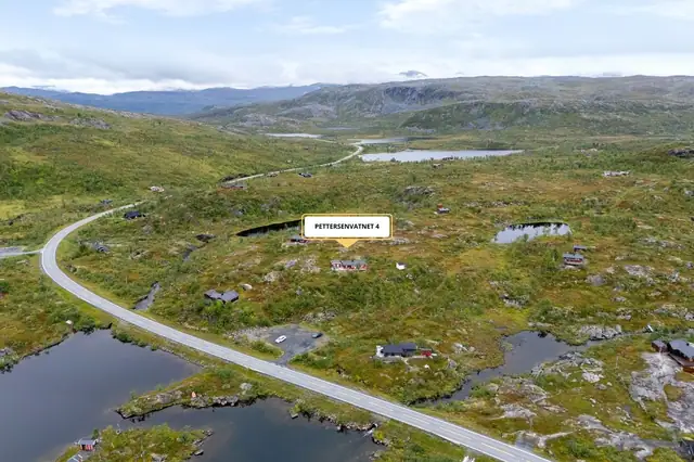 Fritidsbolig beliggende ved Pettersevatnet med meget gode muligheter for tur, fiske og jakt. Ca 5 minutters kjøring til Riksgrensen og 40 minutter fra Narvik sentrum