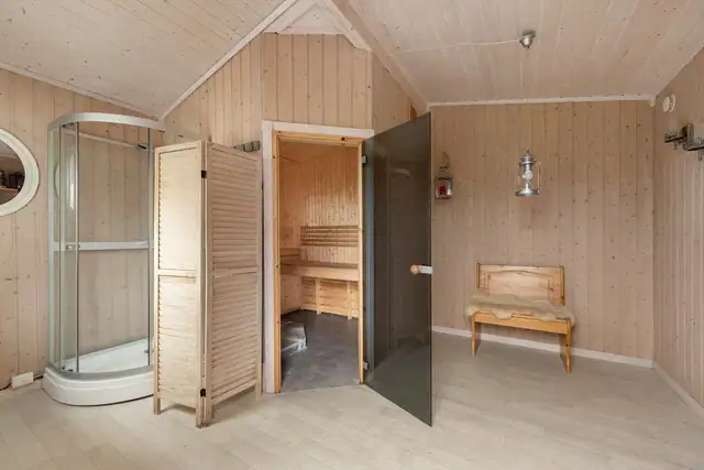 I annekset finner du dusjkabinett og badstue, samt god plass til praktisk oppbevaring. En flott tilleggsdel som gir ekstra komfort på hytteturen.