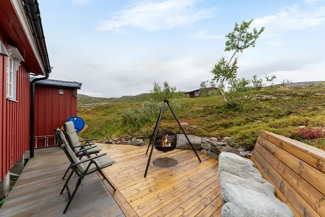 Terrasse rundt hytta gir flere hyggelige soner for avslapping, måltider og sosialt samvær - med gode muligheter for å følge solen gjennom dagen.