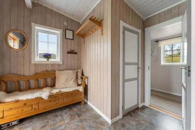 Romslig og innbydende entré med god plass til oppbevaring av yttertøy og sko.