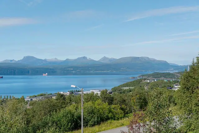 Fra verandaen kan du nyte en fantastisk utsikt over Ofotfjorden, Veggfjellet og mot Bjerkvik.