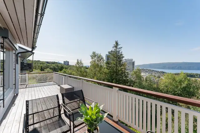 Stor veranda med gode solforhold og fin utsikt over deler av Narvik og Ofoten