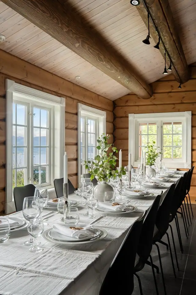 Romslig selskapsareal med god plass til større selskaper, arrangementer og sammenkomster.