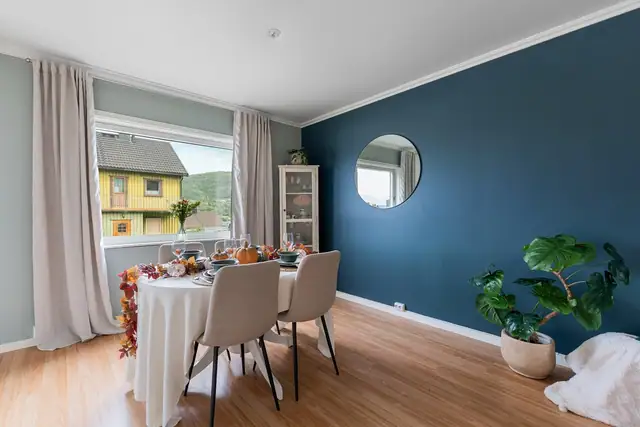 Spisestue med god plass til stort spisebord - perfekt når familie og venner samles.