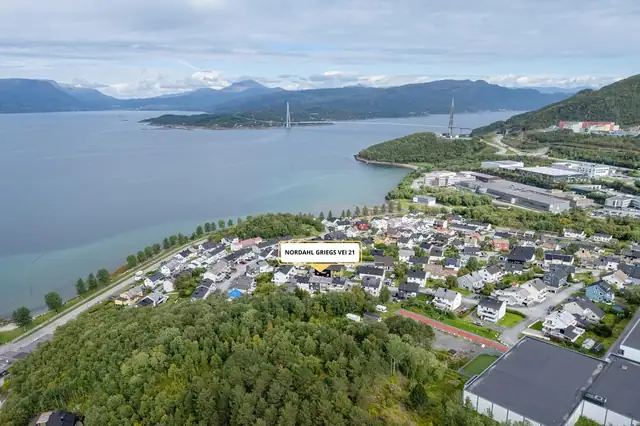 Her bor du med kort vei til skole, barnehage og dagligvarebutikk. Narvik sentrum er også lett tilgjengelig, samtidig som nærområdet byr på gode muligheter for tur- og friluftsliv.