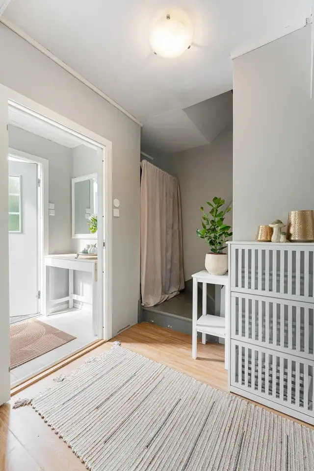 Praktisk entré og gang med god plass til oppbevaring av yttertøy og sko.