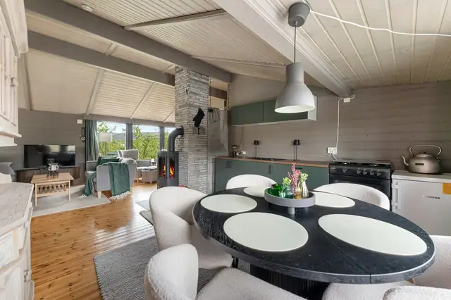 God plass til et stort spisebord - perfekt for lange og hyggelige måltider med familie og venner.