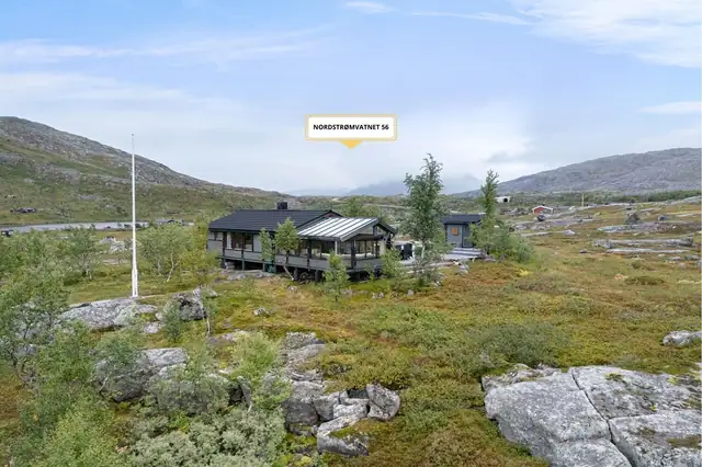 Eiendommen ligger idyllisk til ved Nordstrømvatnet, i et etablert og rolig hytteområde omgitt av flott fjell- og naturterreng.