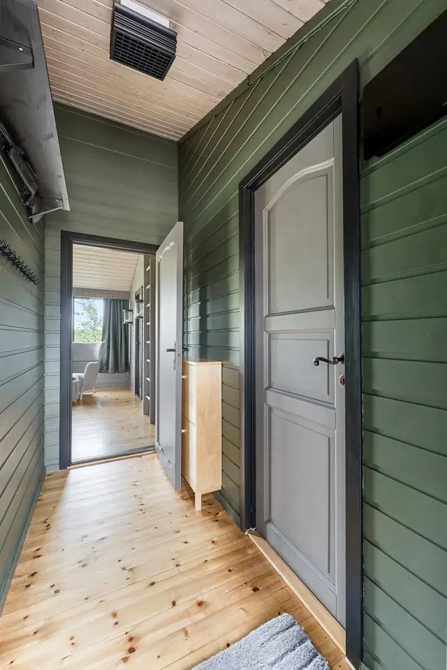 Praktisk entré med god plass til å henge av seg yttertøy og oppbevare sko.