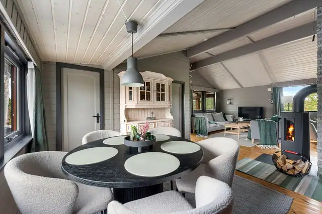 Hytta byr på romslige og innbydende oppholdsrom, vedfyring som skaper lun stemning, tre soverom og ikke minst en stor, innglasset terrasse - et perfekt sted å nyte naturen og forlenge utesesongen.