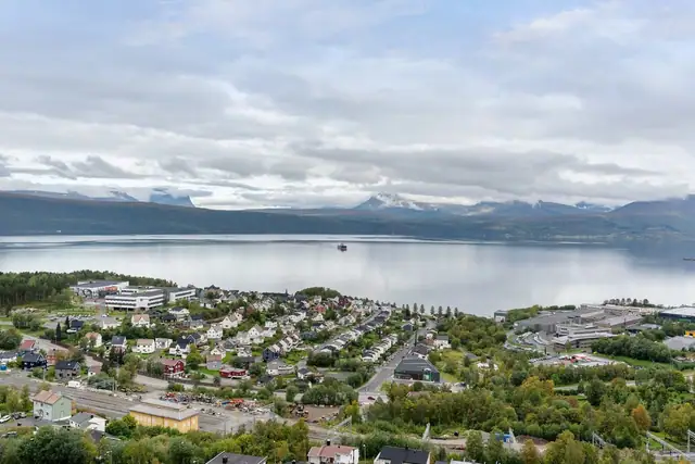 Fra leiligheten kan du nyte en fantastisk utsikt over Ofotfjorden og det storslåtte fjordlandskapet, med blant annet Vegglandet, Taraldsvik, Rombakstøtta og Hålogalandsbrua i synsfeltet.