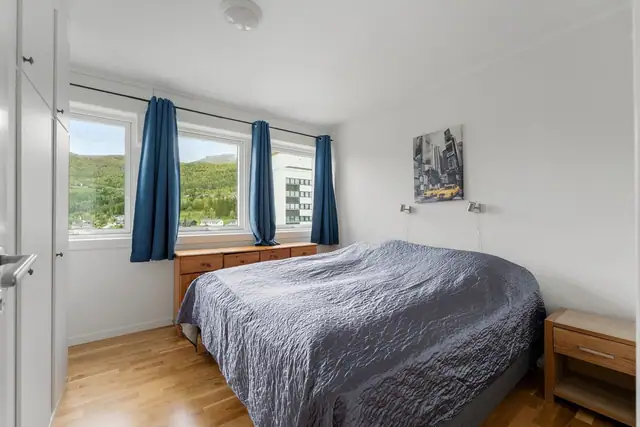 Tre store vindusflater slipper inn rikelig med naturlig lys og gir rommet en behagelig atmosfære.