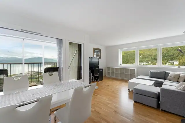 Fra stuen er det fantastisk utsikt og direkte adkomst til den innglassede balkongen - en perfekt plass for å nyte utsikten og omgivelsene.