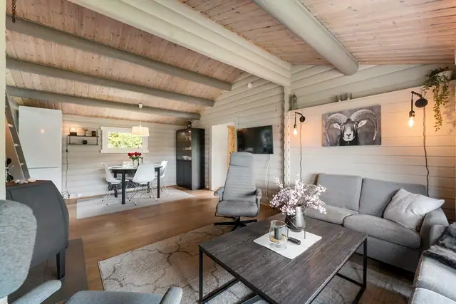 Boligen har trekonstruksjon med tømmer- og bindingsverksvegger, samt fasade med liggende bordkledning og tømmer som gir et tradisjonelt og sjarmerende uttrykk.
