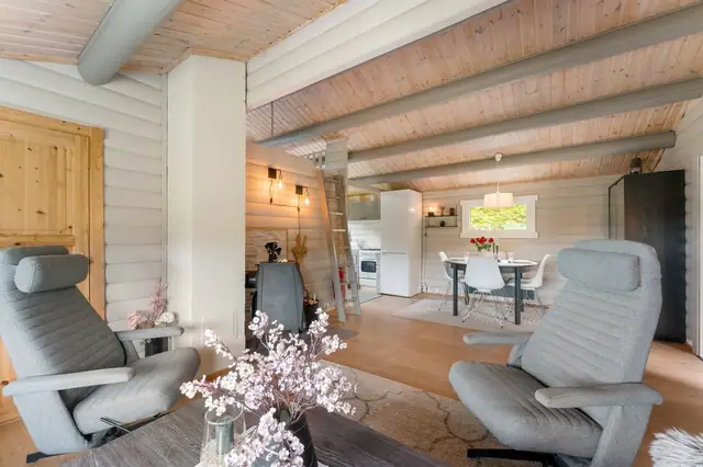 Fra stuen er det trapp opp til en koselig hems med ekstra plass og gode bruksmuligheter.