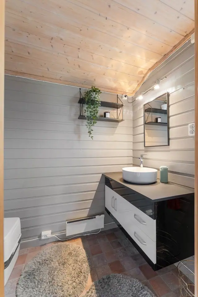 Praktisk toalettrom med Porta Potti, vask og speil.